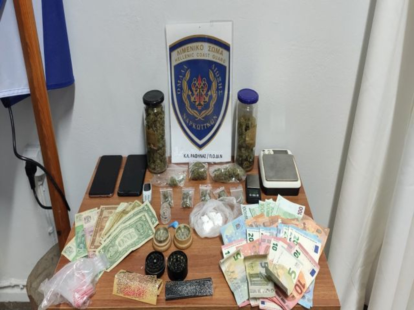 Σύλληψη τεσσάρων ατόμων στον Κολωνό για κατοχή και πώληση ναρκωτικών