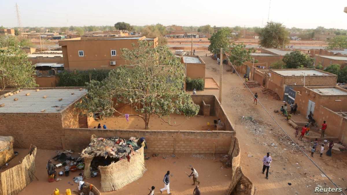People walk in a courtyard in Niamey, Niger, February 16, 2016.  REUTERS