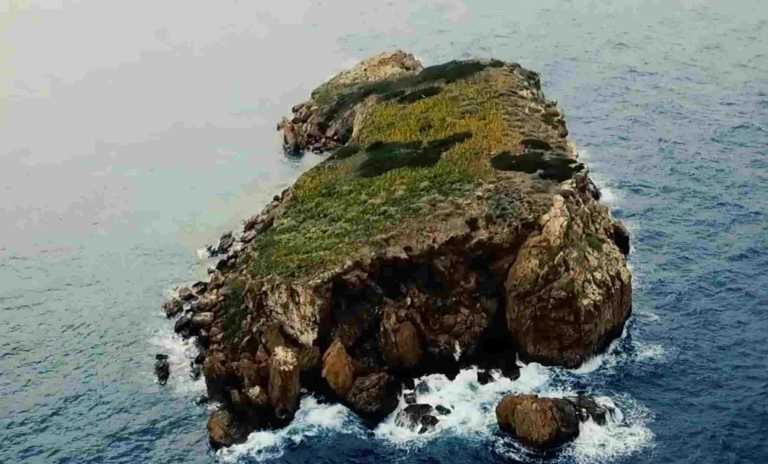 H «άγνωστη» αλλά πιο δημοφιλής νησίδα της Αττικής