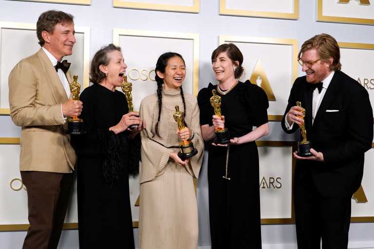 Nomadland από χρυσό! Κέρδισε Oscar Καλύτερης Ταινίας, Σκηνοθεσίας και Α' Γυναικείου ρόλου - Στον Άντονι Χόπκινς το Α' Ανδρικού