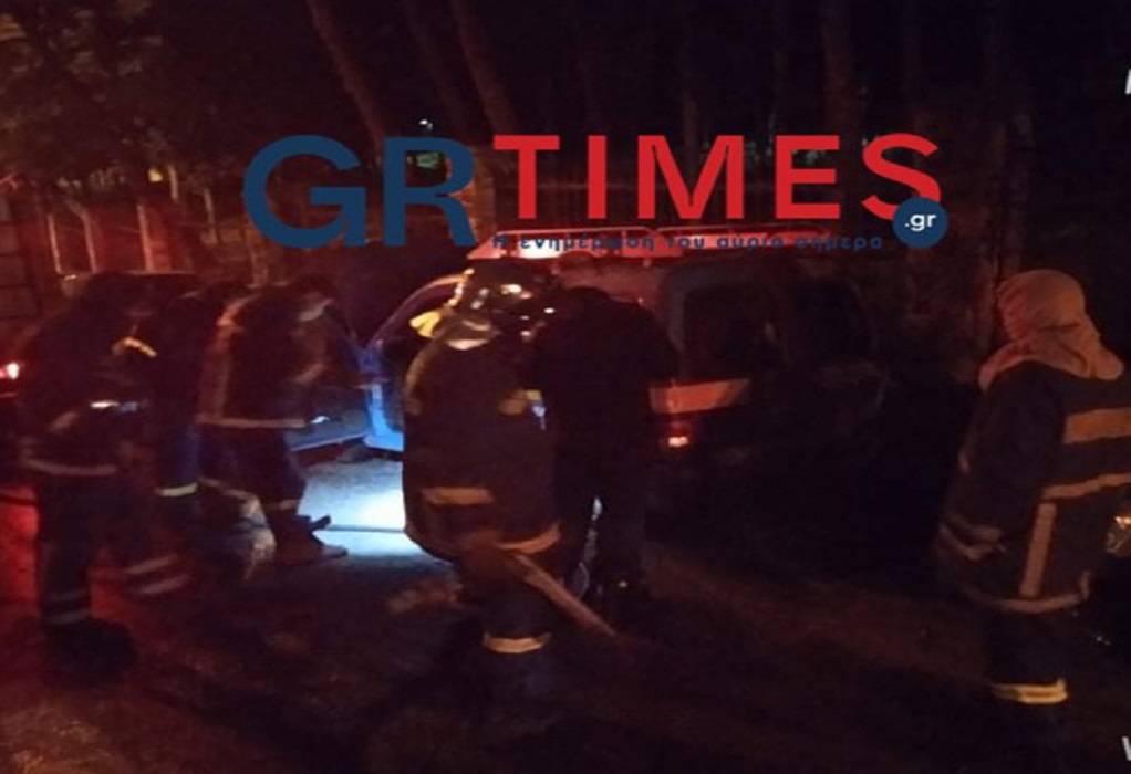 Θεσσαλονίκη: Άγνωστοι έβαλαν φωτιά σε φορτηγάκι του ΟΤΕ (pics)