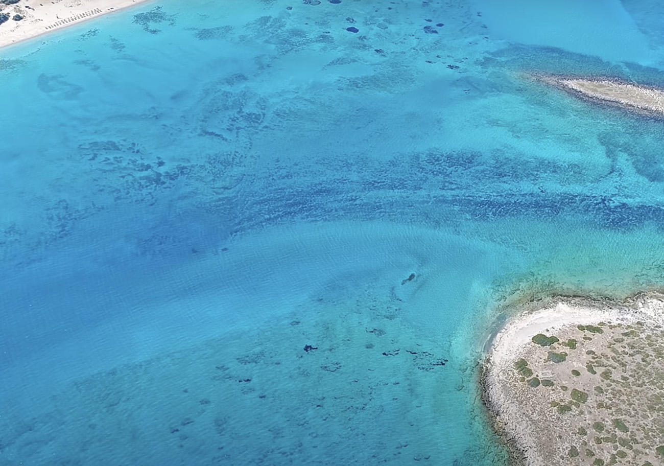 Η παραλία στην Ελλάδα με νερά πισίνας που μοιάζει βγαλμένη από την Καραϊβική