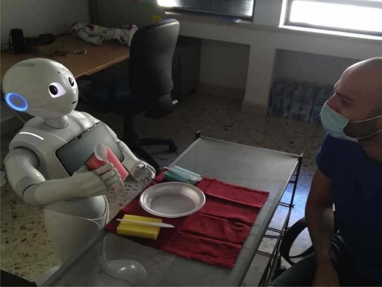 Pepper: Το πρώτο ρομπότ που… «μιλάει» στον εαυτό του φωναχτά – Υπάρχει και στην Ελλάδα (pics)