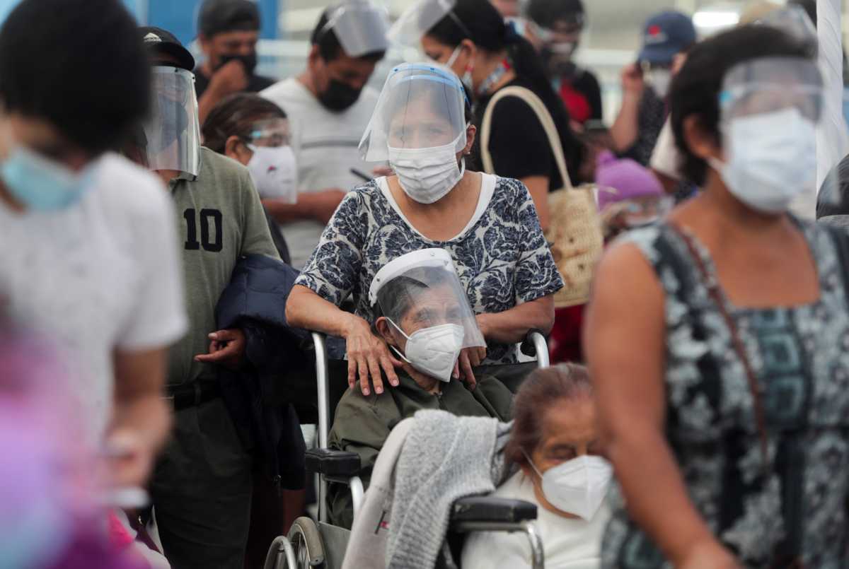 Περού: Υποχρεωτική η χρήση διπλής μάσκας στα καταστήματα