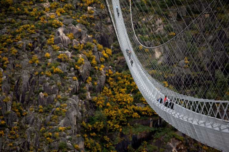 Πορτογαλία: Ιδού η μεγαλύτερη κρεμαστή πεζογέφυρα στον κόσμο – Εντυπωσιακές εικόνες