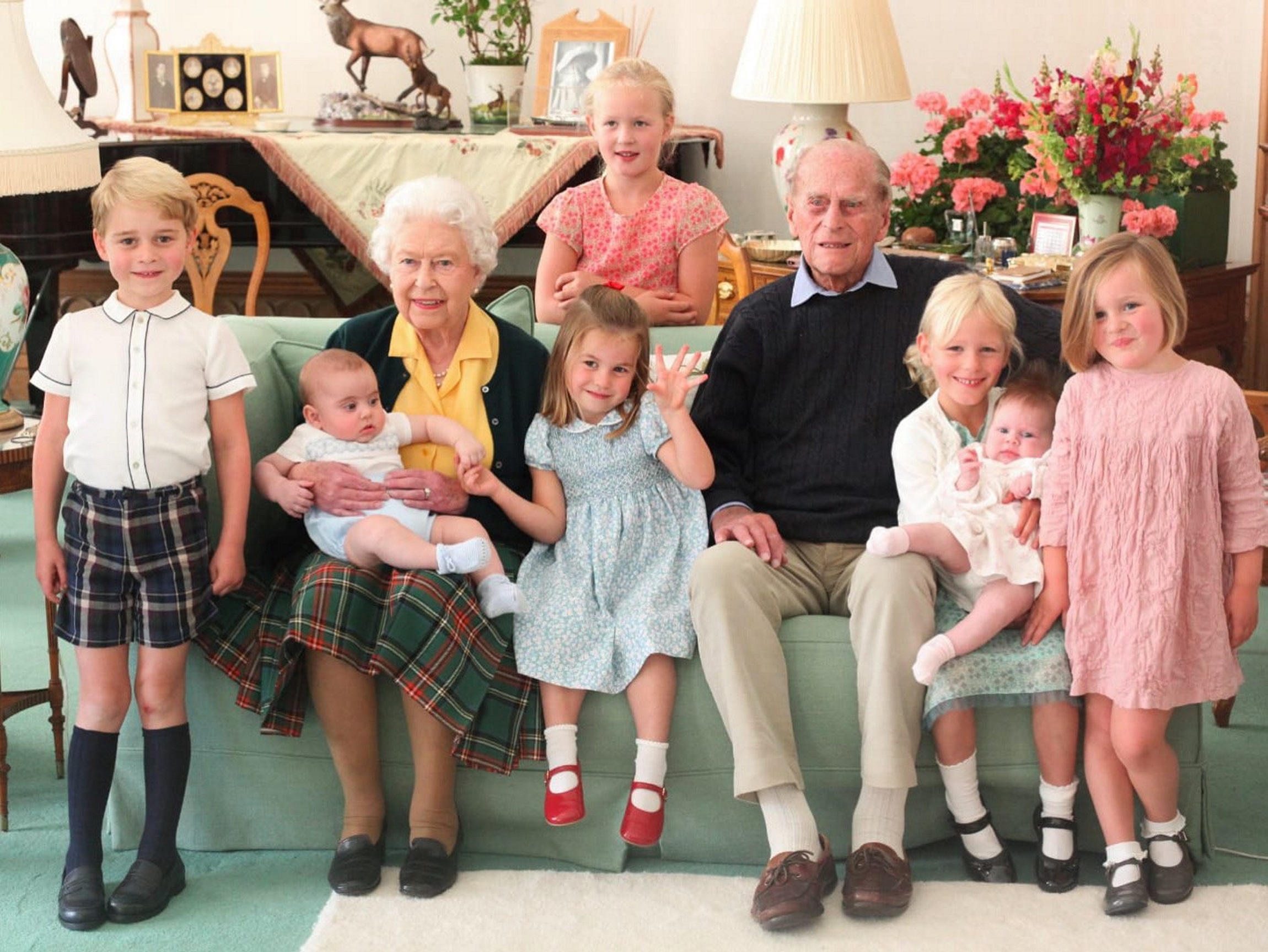 Πρίγκιπας Φίλιππος και βασίλισσα Ελισάβετ μαζί με 7 από τα δισέγγονά τους -  Συγκινητική φωτογραφία