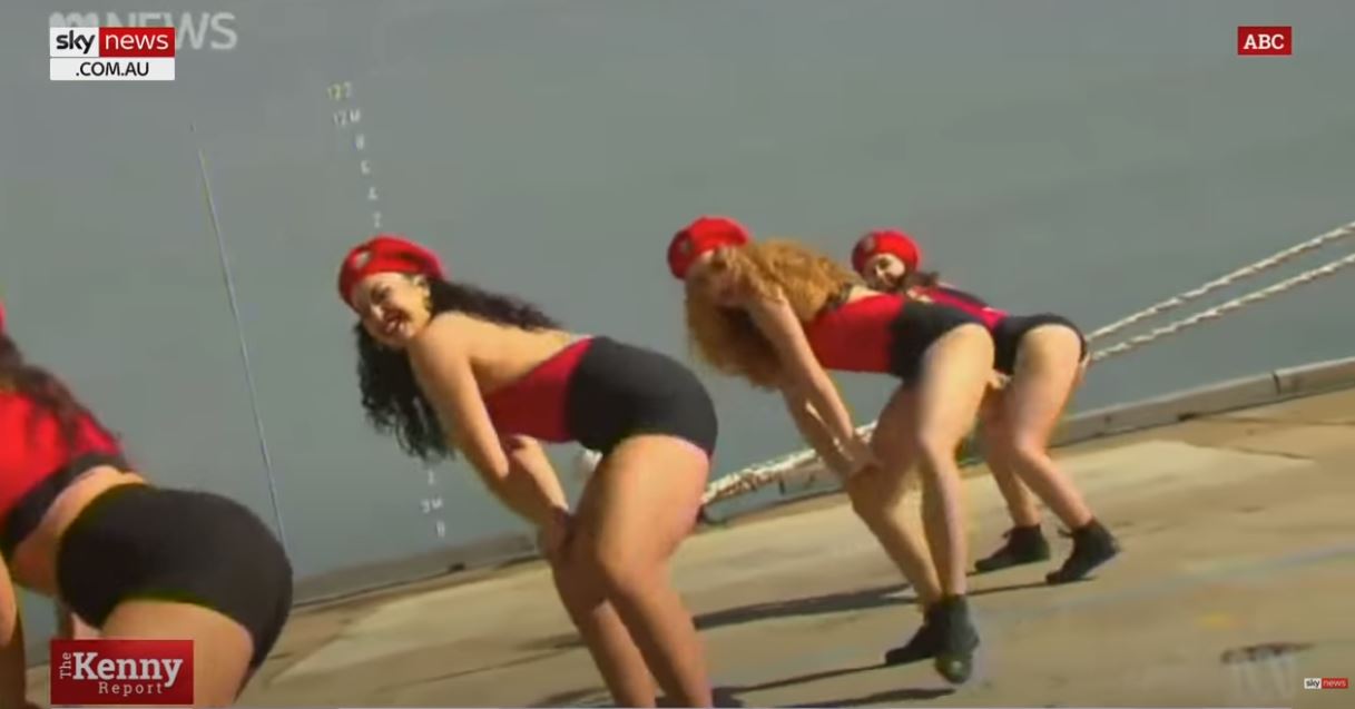 Αυστραλία: Ο κακός χαμός μετά το twerking σε παρουσίαση Πολεμικού πλοίου – Η γκάφα του ABC (vid)