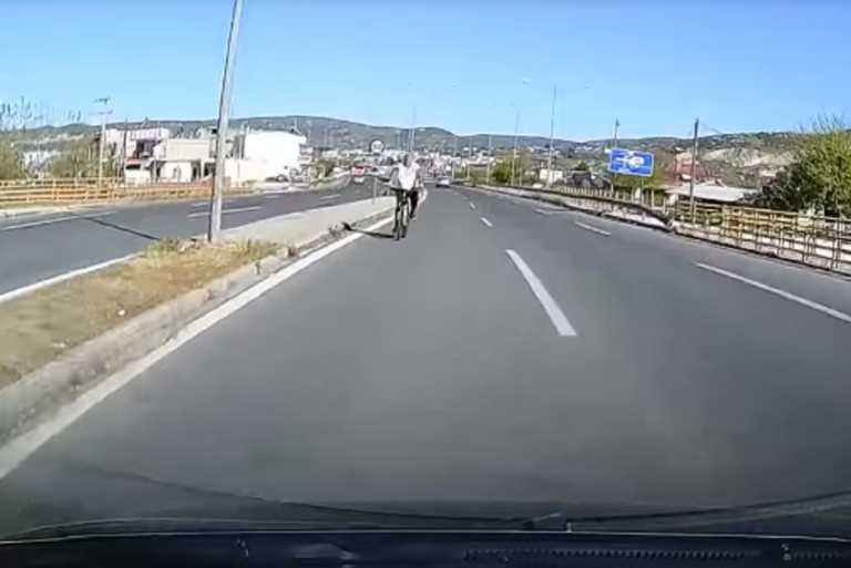 Βόλος: Ποδηλάτης πηγαίνει ανάποδα στον περιφερειακό και μάλιστα στην αριστερή λωρίδα – Βίντεο ντοκουμέντο