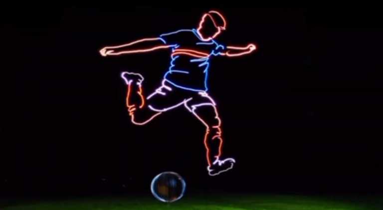 Υπέροχο γκολ – Πέντε drones «ζωγράφισαν» έναν γιγαντιαίο ποδοσφαιριστή στον ουρανό (video)