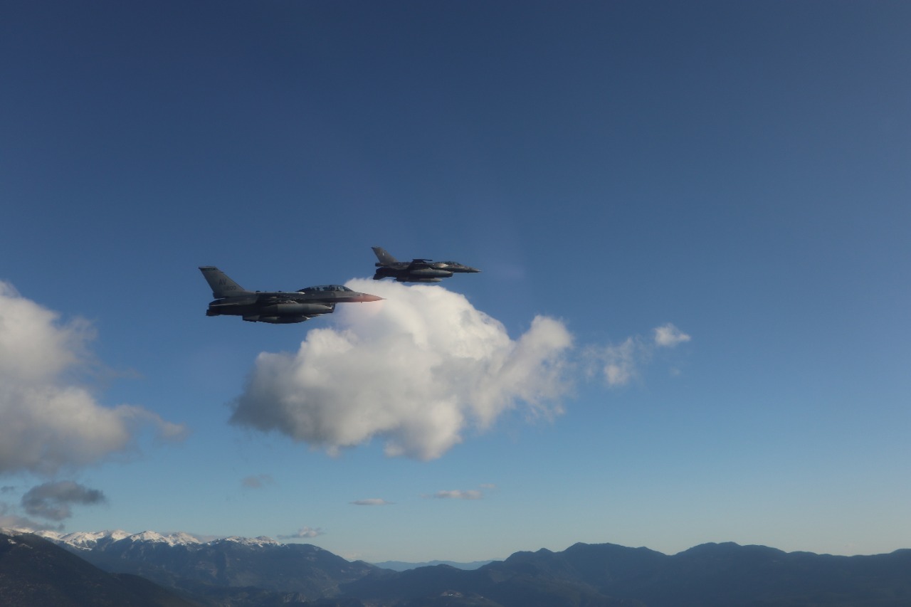 Ηνίοχος 21: «Ιπτάμενος» ο Αμερικανός πρέσβης Πάιατ με μαχητικό F-16 [pics]