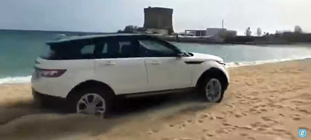 Παρέα πλήρωσε πολύ ακριβά τα «παιχνίδια» στην άμμο με ένα Range Rover Evoque, εν μέσω καραντίνας! (video)