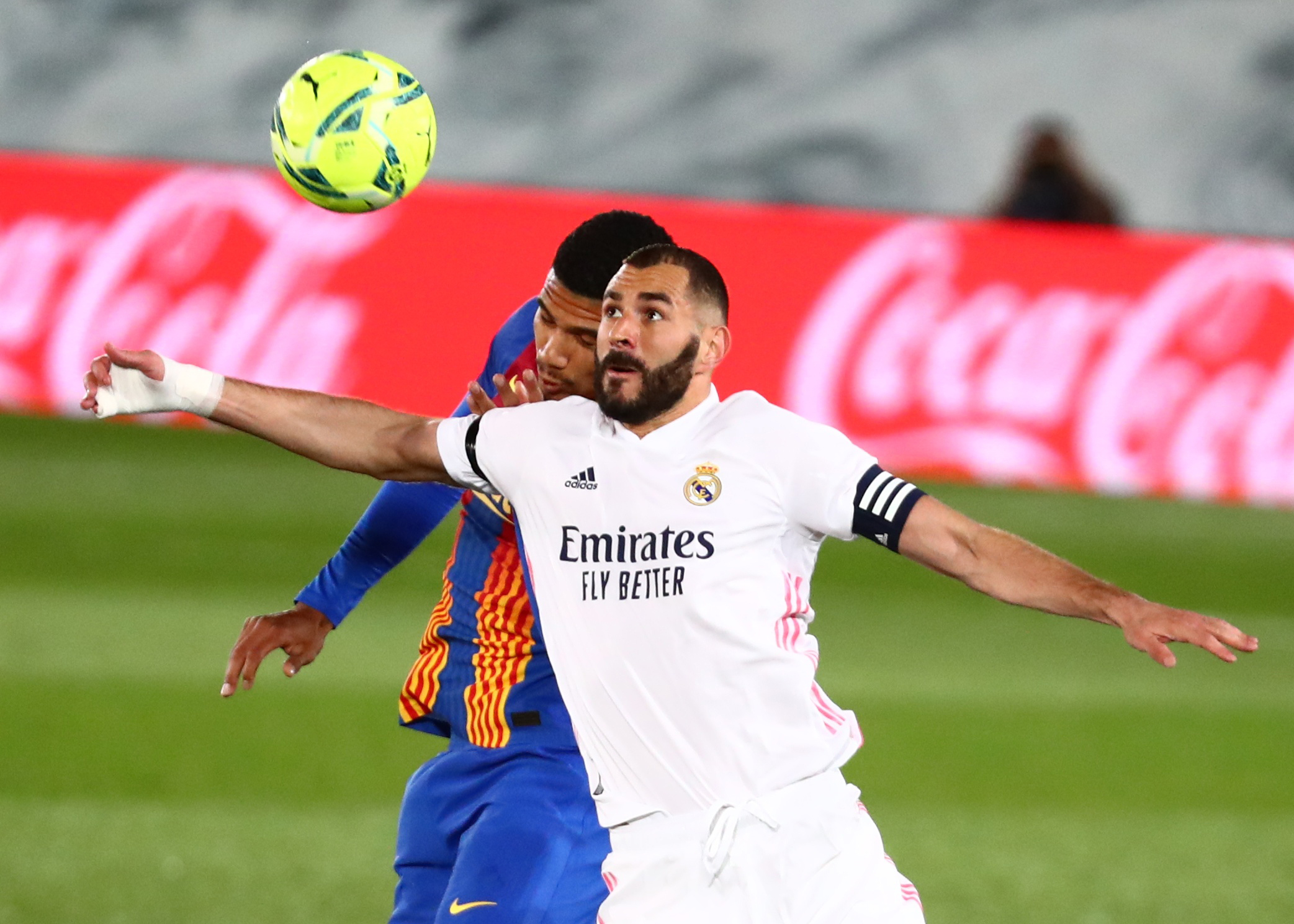 Soccer Football - La Liga Santander - Real Madrid v FC Barcelona - Estadio Alfredo Di Stefano, Madrid, Spain - April 10, 2021 Real Madrid's Karim Benzema in action with Barcelona's Ronald Araujo REUTERS