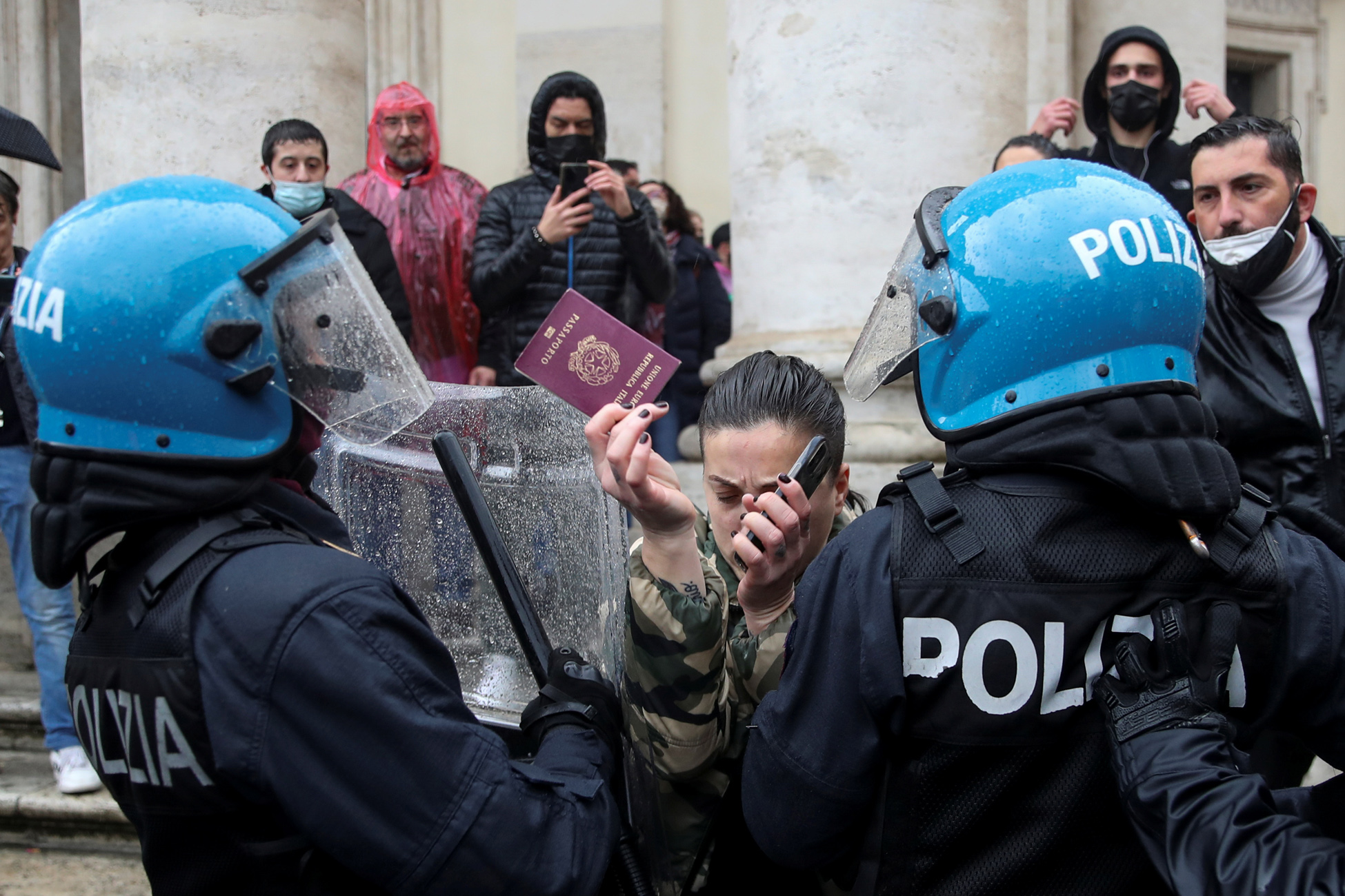 Ιταλία: Επεισόδια σε διαδήλωση με αίτημα το άνοιγμα των επιχειρήσεων