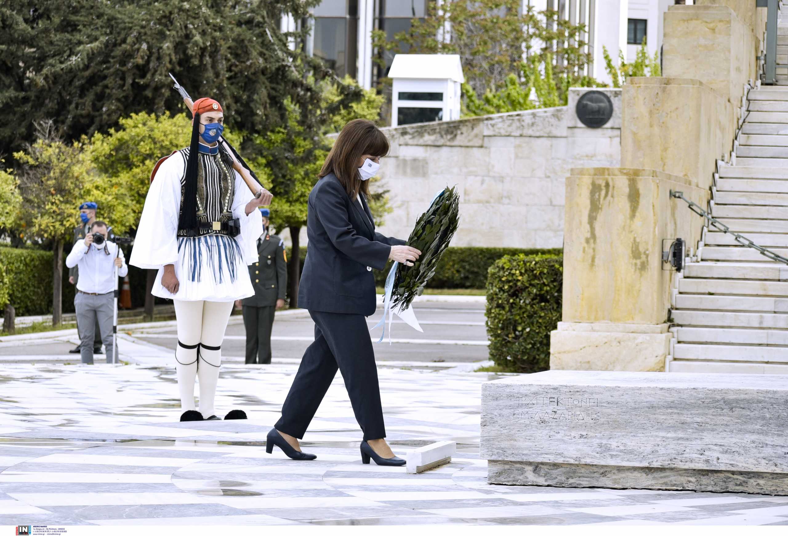 Σακελλαροπούλου: Στεφάνι στον Άγνωστο Στρατιώτη για τη γενοκτονία των Αρμενίων