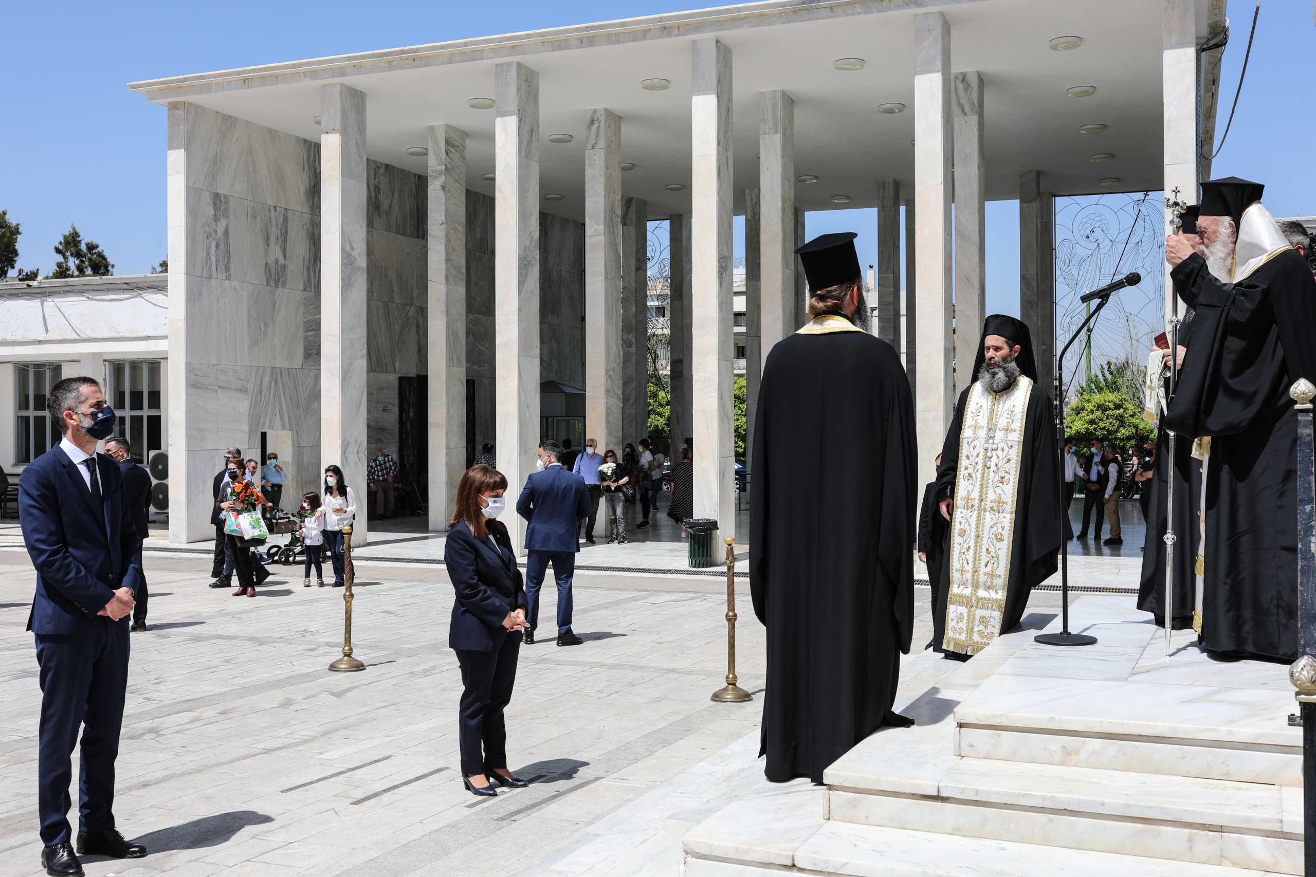 Επιμνημόσυνη δέηση για τα θύματα του κορονοϊού – Στο Α’ Νεκροταφείο Αθηνών η Κατερίνα Σακελλαροπούλου (pics)