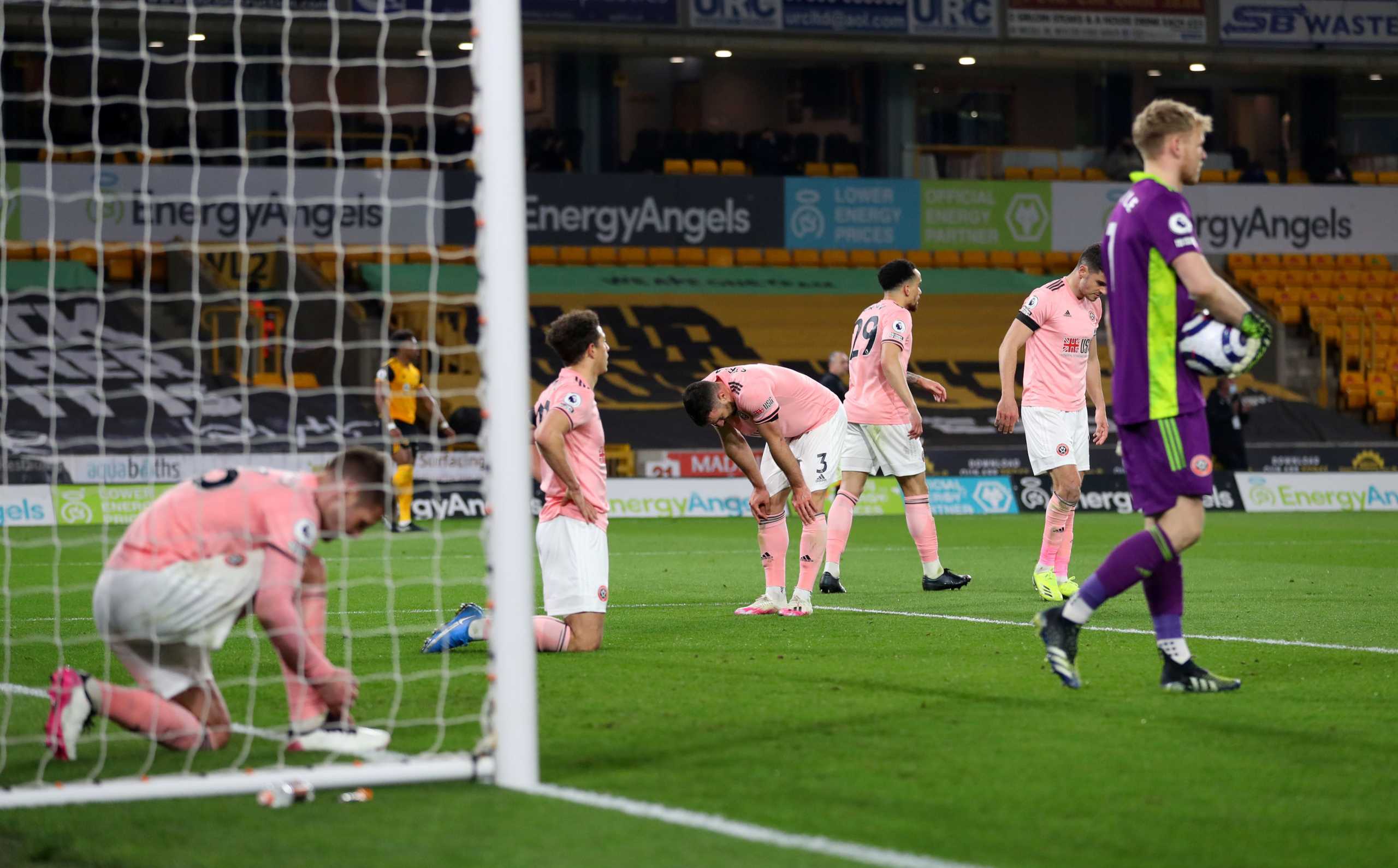 Soccer Football - Premier League - Wolverhampton Wanderers v Sheffield United - Molineux Stadium, Wolverhampton, Britain - April 17, 2021 Sheffield United's Enda Stevens and teammates look dejected after Wolverhampton Wanderers' Willian Jose scored their first goal Pool via REUTERS