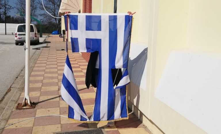 Θεσσαλονίκη: 14χρονα έσκισαν την ελληνική σημαία σε σχολείο