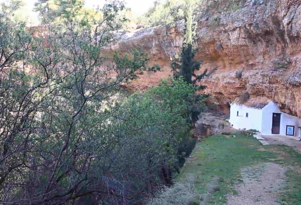Η μικρή σπηλιά των Διδύμων και το εκκλησάκι που προκαλεί δέος