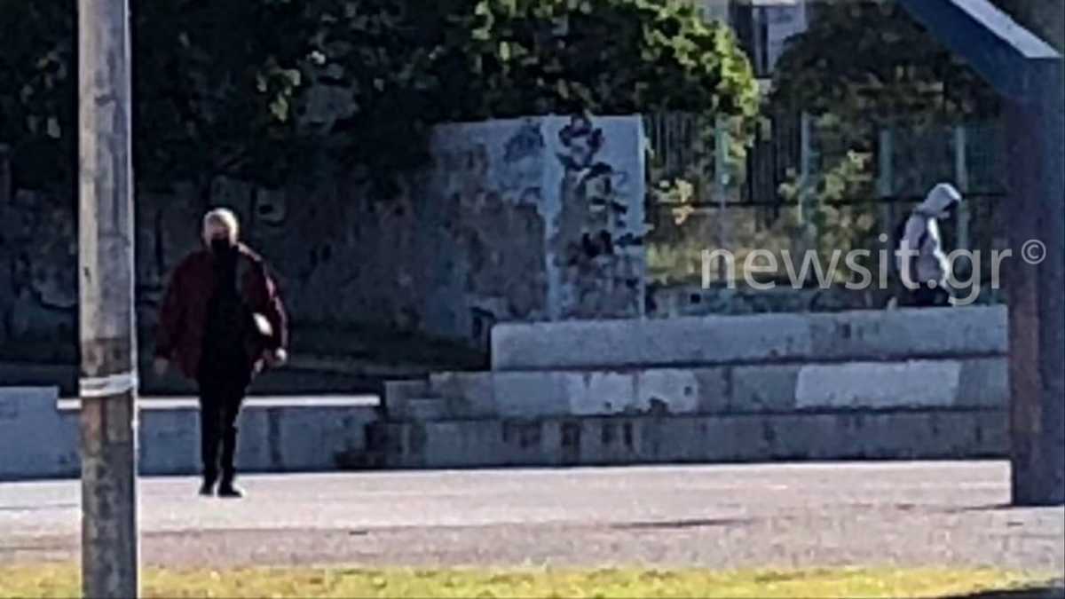 Θεσσαλονίκη: Πήγε ξανά χωρίς self test ο μαθητής λυκείου στη Θέρμη – Κάνει βόλτες μόνος στην αυλή (video)