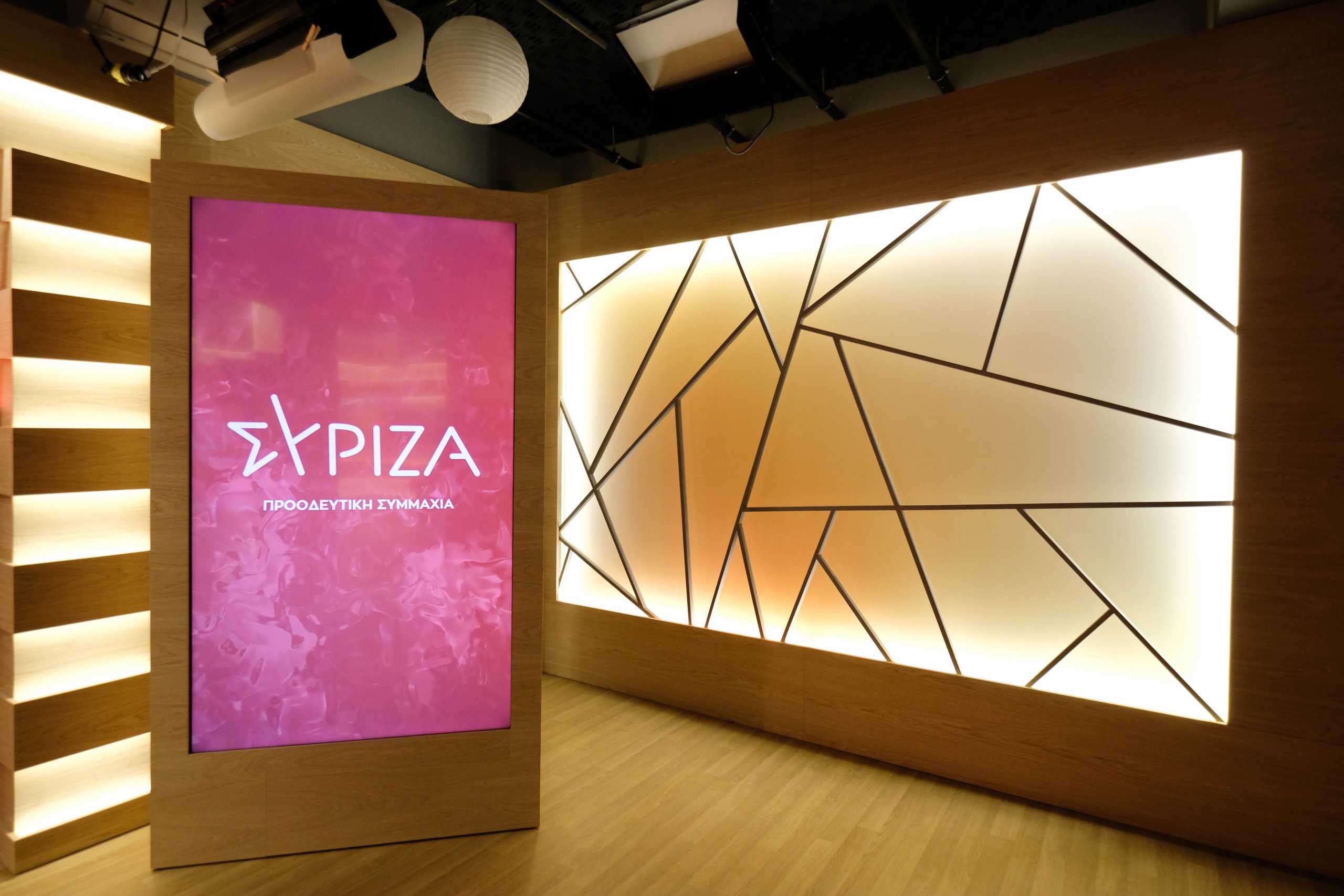 Óå óõíÝ÷åéá ôïõ rebranding ðïõ îåêßíçóå ìå ôï íÝï óÞìá ôïõ êüììáôïò ðñï÷ùñÜ ï ÓÕÑÉÆÁ â ÐñïïäåõôéêÞ Óõììá÷ßá, áõôÞ ôç öïñÜ ìå ôå÷íïëïãéêÞ â ôçëåïðôéêÞ áíáâÜèìéóç êáé óôï åóùôåñéêü ôïõ êôçñßïõ ôçò ðëáôåßáò Êïõìïõíäïýñïõ. 

Ç áßèïõóá ôïõ ôñßôïõ ïñüöïõ üðïõ åäñåýåé ï åêðñüóùðïò Ôýðïõ ôïõ êüììáôïò, ÍÜóïò Çëéüðïõëïò êáé óôçí ïðïßá ãßíïíôáí ôá briefing ôùí ðïëéôéêþí óõíôáêôþí áíáêáéíßóôçêå ñéæéêÜ êáé ìåôáôñÜðçêå óå Ýíá ðëÞñùò ëåéôïõñãéêü ðïëõìïñöéêü óôïýíôéï. 

Èá ÷ñçóéìïðïéåßôáé óôï åîÞò ôüóï ãéá ôéò åíçìåñþóåéò ôùí äéáðéóôåõìÝíùí óõíôáêôþí, ðïõ ìðïñïýí íá ãßíïíôáé åßôå äéáäéêôõáêÜ åßôå äéÜ æþóçò üôáí ôï åðéôñÝøïõí ïé õãåéïíïìéêÝò óõíèÞêåò, êáèþò êáé ãéá ôçëåäéáóêÝøåéò, óõíåíôåýîåéò êáé çìåñßäåò.