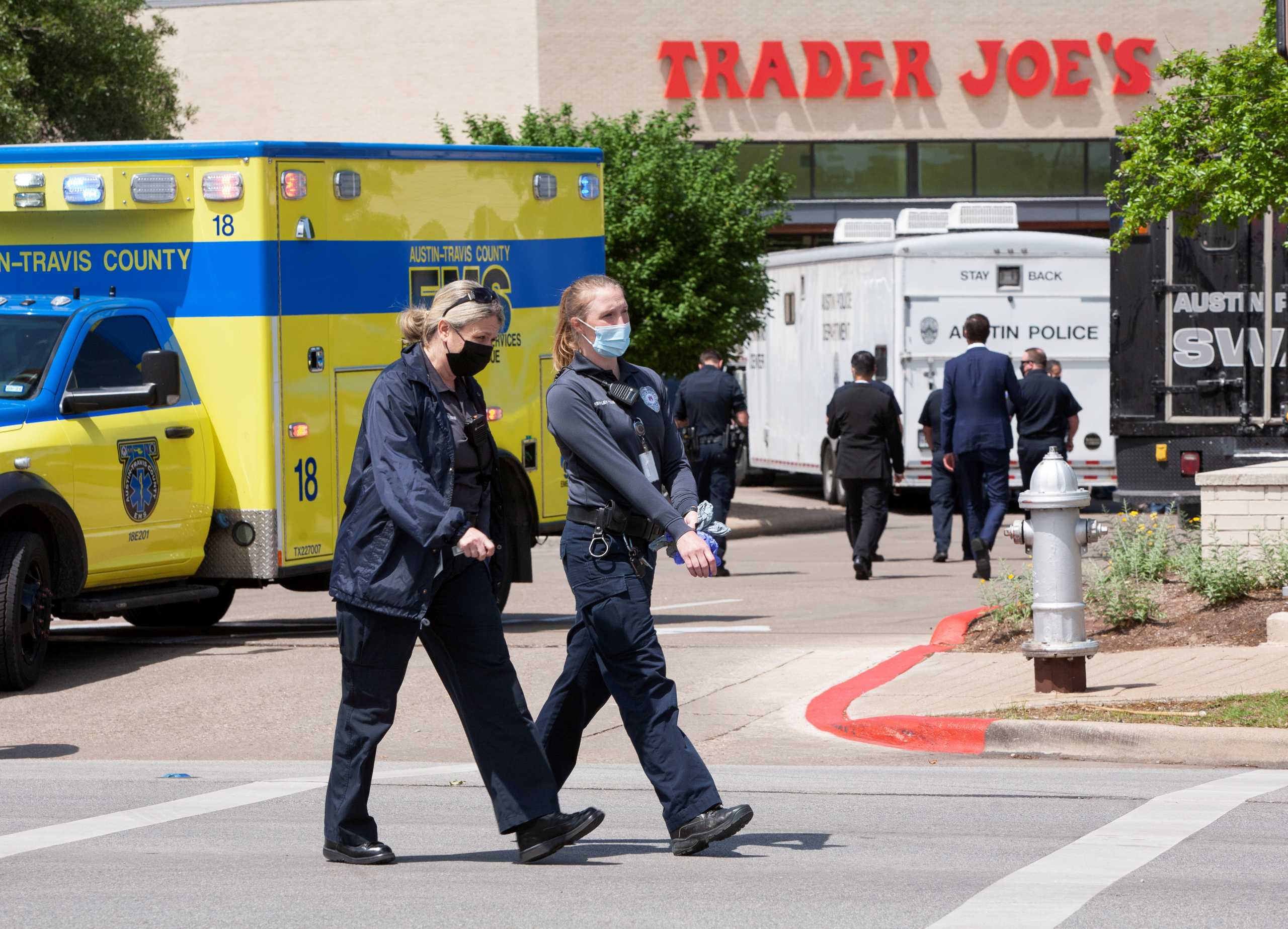 Law enforcement personnel investigate at the scene of a deadly shooting at an apartment complex in Austin, Texas, U.S., April 18, 2021.   REUTERS