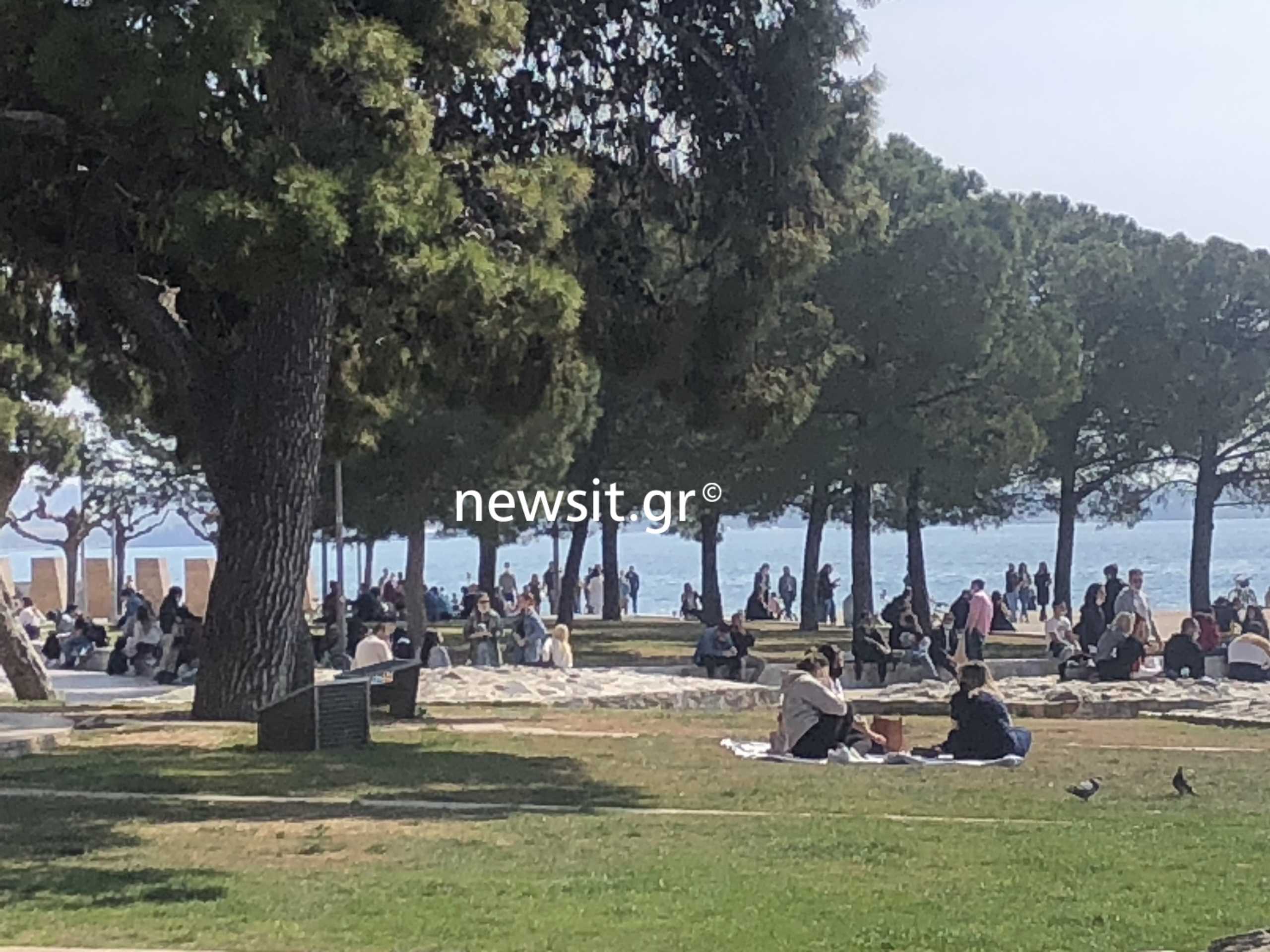 Θεσσαλονίκη: «Βούλιαξε» ξανά η παραλία από τον κόσμο