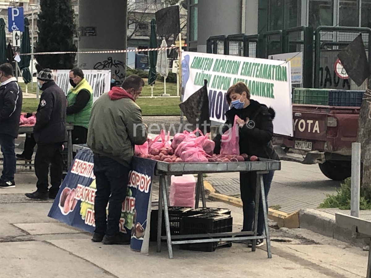 Θεσσαλονίκη: Κινητοποιήσεις παραγωγών για τις λαϊκές αγορές – Μοιράζουν δωρεάν προϊόντα στην Τούμπα (pics, vid)