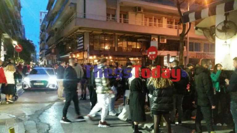 Θεσσαλονίκη: Συνωστισμός στο κέντρο για ένα ποτό στο χέρι – Στο σημείο η ΕΛ.ΑΣ. (pics, vid)
