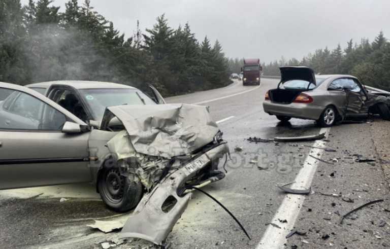 Φθιώτιδα: Τέσσερις τραυματίες σε σοκαριστικό τροχαίο – Σμπαράλια τα αυτοκίνητα (pics)