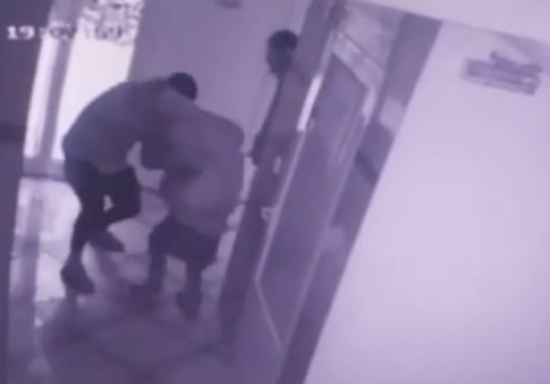 Θεσσαλονίκη: Βίντεο ντοκουμέντο με ληστές να χτυπούν μητέρα μπροστά στο παιδί της – Τρόμος στην είσοδο της πολυκατοικίας
