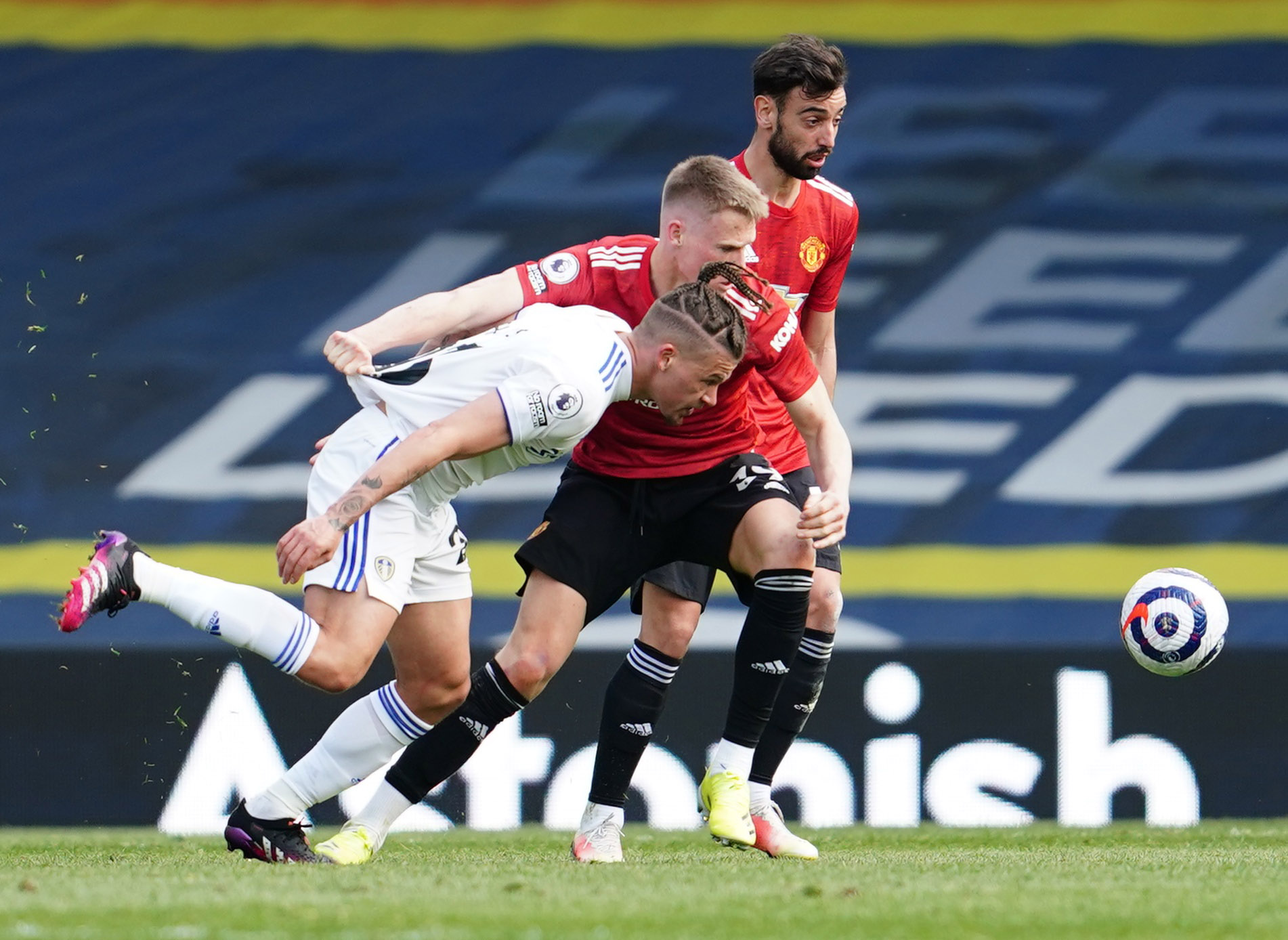 Soccer Football - Premier League - Leeds United v Manchester United - Elland Road, Leeds, Britain - April 25, 2021 Leeds United's Kalvin Phillips in action with Manchester United's Scott McTominay Pool via REUTERS