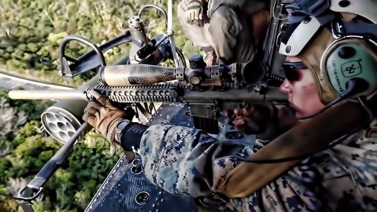 Εντυπωσιακές βολές ελεύθερου σκοπευτή μέσα από ελικόπτερο! (video)