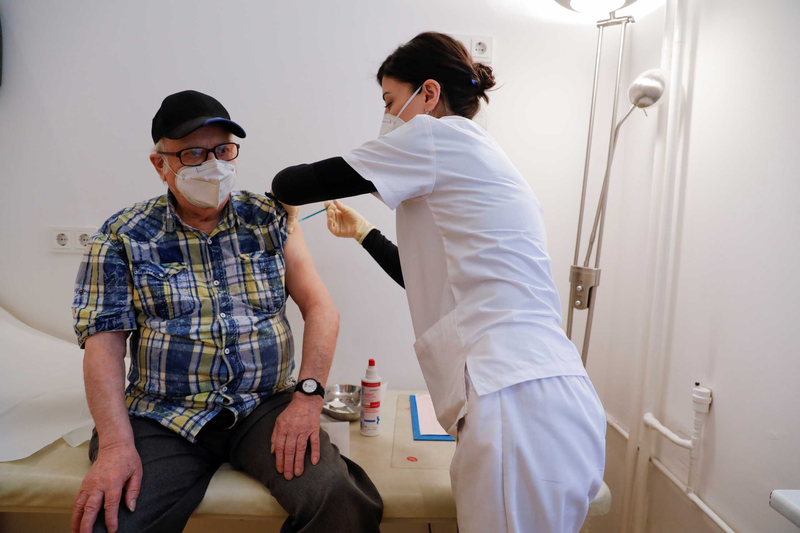 Κορονοϊός – CDC: 94% μικρότερο κίνδυνο νοσηλείας έχουν οι πλήρως εμβολιασμένοι άνω των 65 ετών