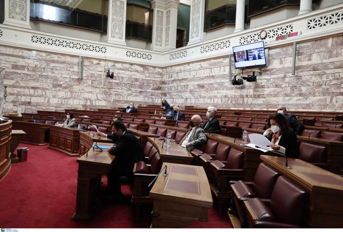 Πέρασε η τροπολογία για το ακαταδίωκτο των μελών της επιτροπής λοιμωξιολόγων – Αποχώρησε ο ΣΥΡΙΖΑ