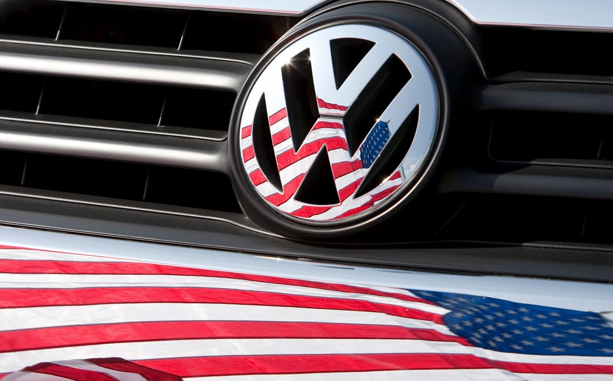 epa04942152 (FILE) A file photo dated 13 May 2009 of a US flag being reflected in the logo and front of a Volkswagen car in Chattanooga, Tennessee, USA. Volkswagen's shares plunged on 21 September 2015 after US environmental protection authorities threatened to impose fines of up to 18 billion dollars on the carmaker, following its admission of systematically cheating US air pollution tests.  EPA