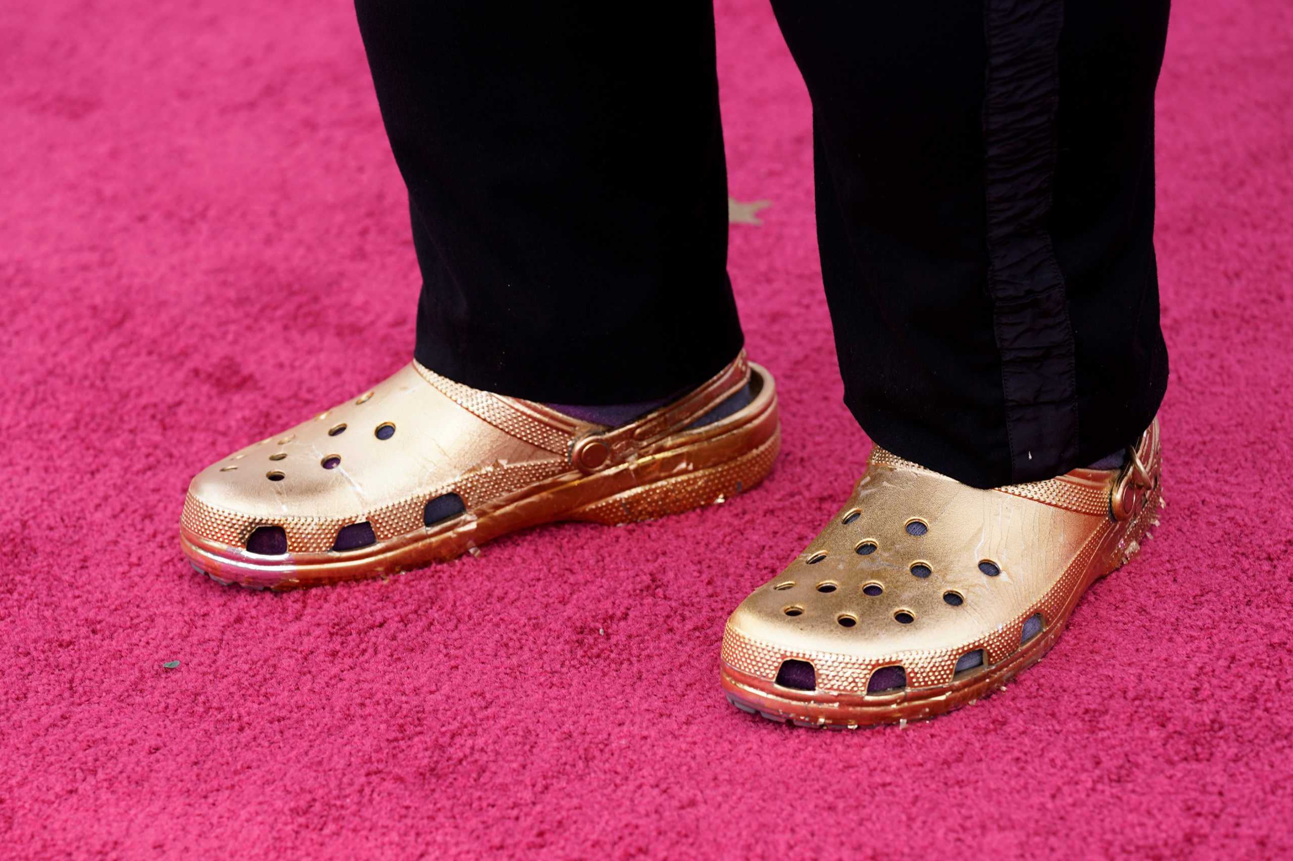 Oscar 2021: Τα χρυσά Crocs, το εικονικό σφηνάκι και το στραβοπάτημα – Όλα τα περίεργα της τελετής