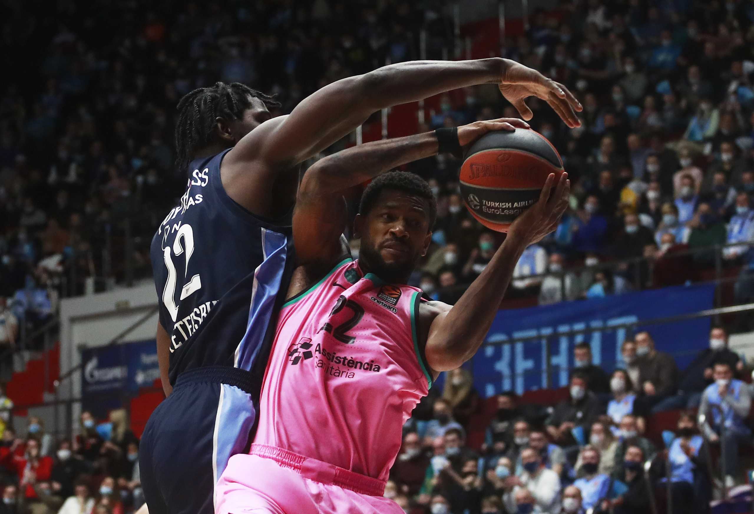 Basketball - Euroleague Play Offs - Quarter Final - Game 4 - Zenit Saint Petersburg v FC Barcelona - Sibur Arena, Saint Petersburg, Russia - April 30, 2021 Barcelona's Cory Higgins in action with Zenit St Petersburg's Alex Poythress REUTERS