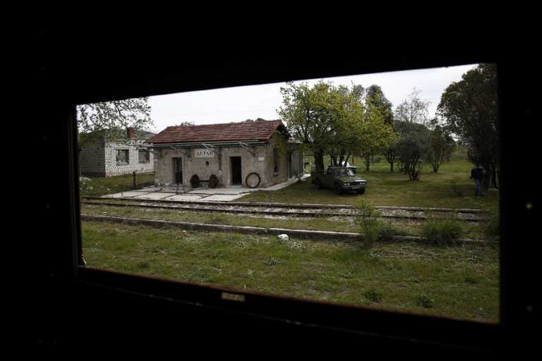 Πιερία: Ξεχασμένος σιδηροδρομικός σταθμός και 7 βαγόνια μετατρέπονται σε οικολογική τουριστική μονάδα (pics)
