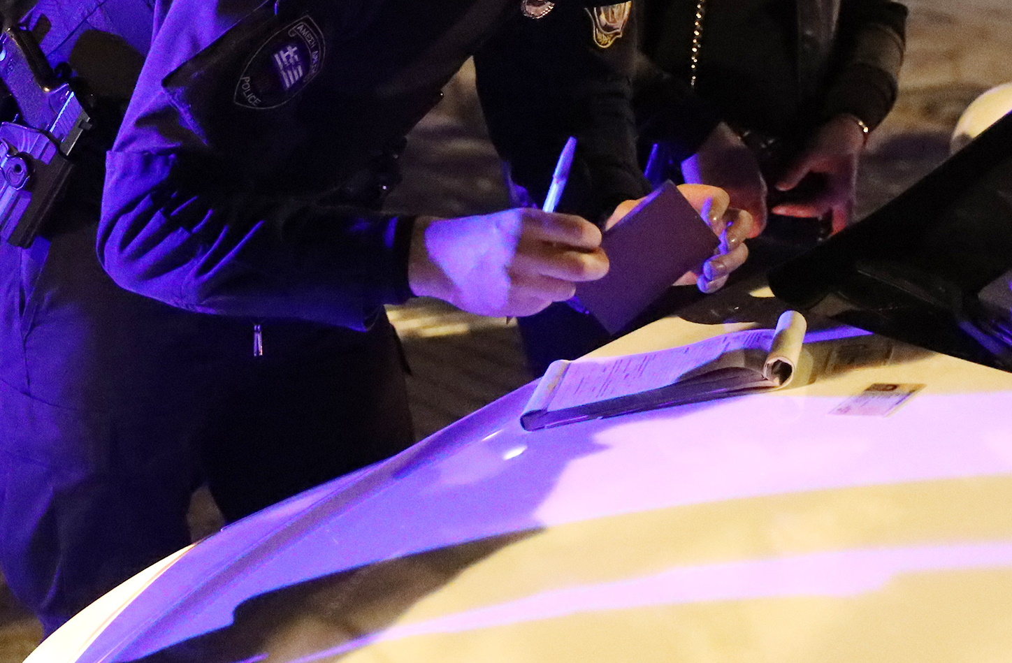 Αστυνομικός έκοψε πρόστιμο σε αστυνομικό γιατί δε φορούσε μάσκα
