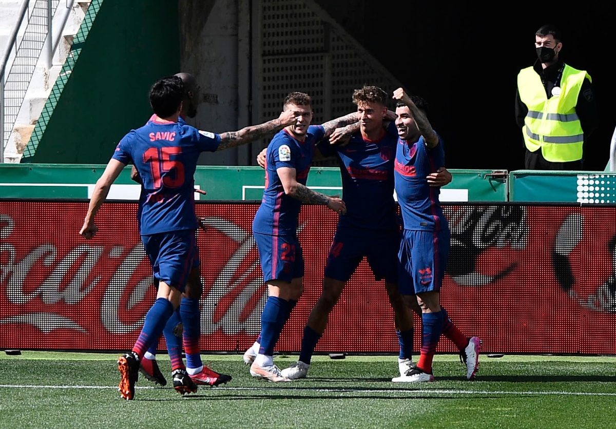 Soccer Football - La Liga Santander - Elche v Atletico Madrid - Estadio Manuel Martinez Valero, Elche, Spain - May 1, 2021 Atletico Madrid's Marcos Llorente celebrates scoring their first goal with teammates REUTERS