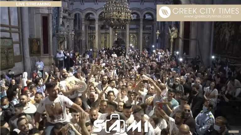 Ιερουσαλήμ: Τελετή αφής του Αγίου Φωτός – Πλήθος πιστών χορεύει και ψέλνει χωρίς μάσκες και αποστάσεις (video)