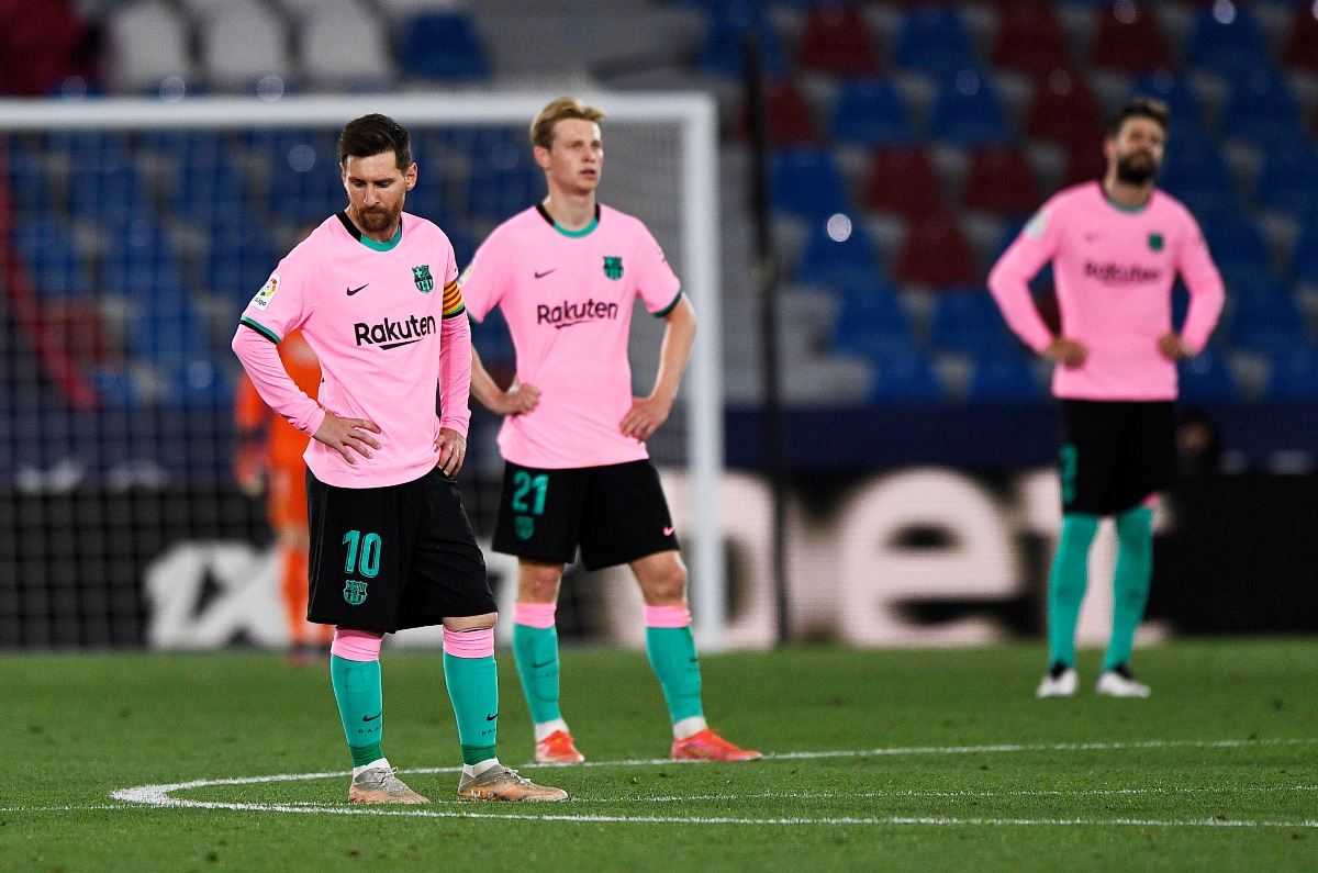 Soccer Football - La Liga Santander - Levante v FC Barcelona -  Estadi Ciutat de Valencia, Valencia, Spain - May 11, 2021 Barcelona's Lionel Messi looks dejected after Levante's third goal REUTERS