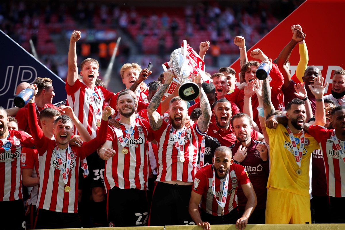 Soccer Football - Championship Play-Off Final - Brentford v Swansea City - Wembley Stadium, London, Britain - May 29, 2021 Brentford's Pontus Jansson lifts the trophy as they celebrate after winning Championship Play-Off Final Action Images via Reuters