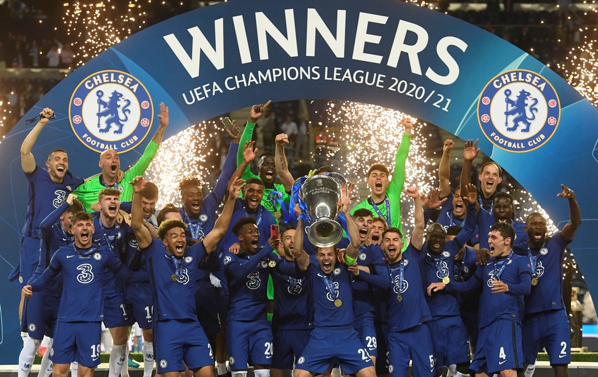 Soccer Football - Champions League Final - Manchester City v Chelsea - Estadio do Dragao, Porto, Portugal - May 29, 2021 Chelsea players celebrate with the trophy after winning the Champions League Pool via REUTERS