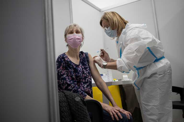 Διχασμένοι οι υγειονομικοί για τον υποχρεωτικό εμβολιασμό τους