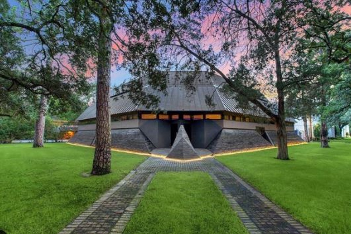 Έβαλαν πωλητήριο στο «The Darth Vader House» στο Χιούστον: Το δίνουν για 4,3 εκατ. δολάρια (pics, vid)