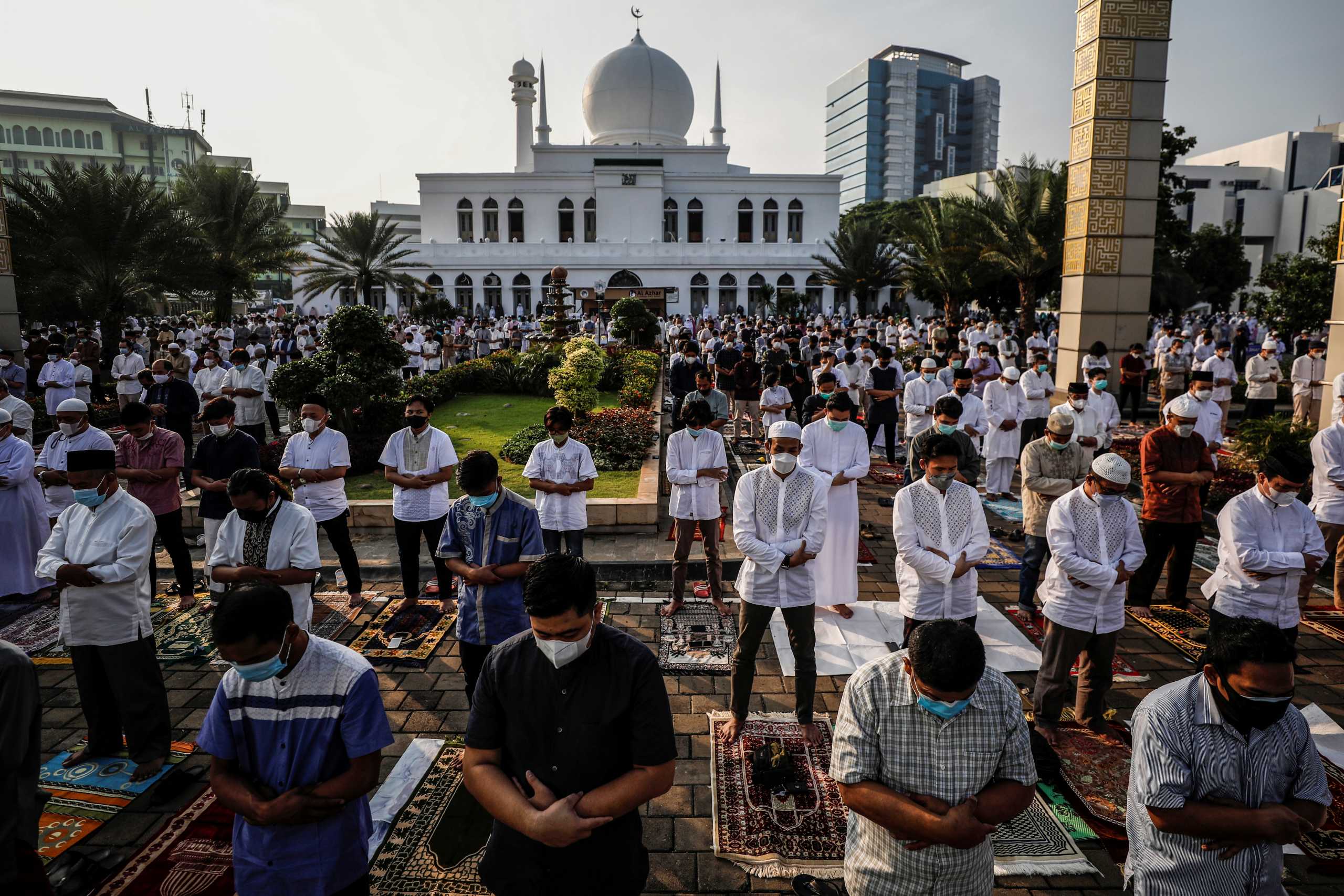 Ένα διαφορετικό Έιντ αλ Φιτρ: Με μάσκες και περιορισμούς γιορτάζεται το τέλος του Ραμαζανιού (pics)