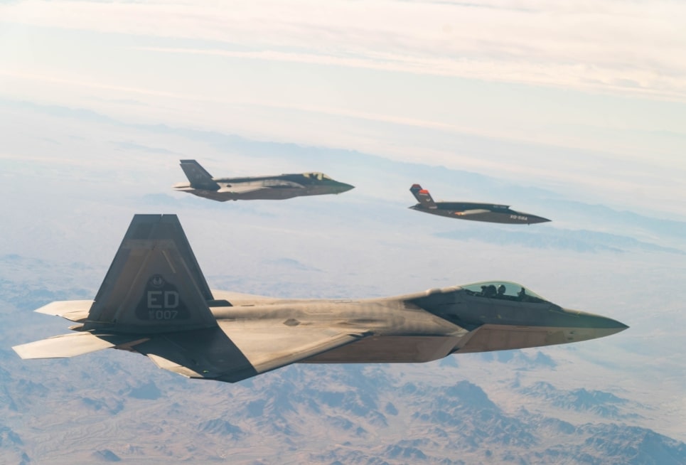 Απίστευτη πρωτοτυπία: Τα stealth μαχητικά F-35 και F-22 θα μιλάνε μέσω τρίτου… αεροσκάφους!