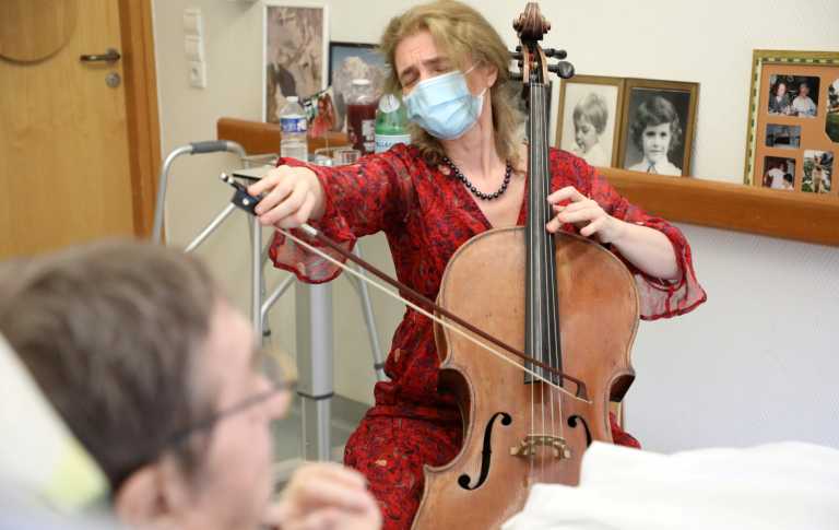 Παρίσι: Μουσική για τον πόνο του άλλου - Τσελίστρια παίζει για ασθενείς τελικού σταδίου (pics, vid)