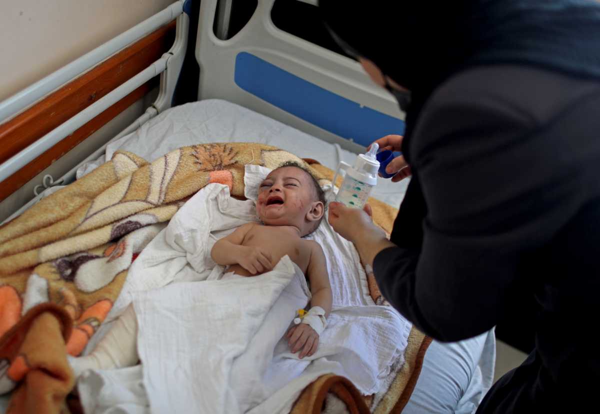 Γάζα: Μωράκι ανασύρθηκε ζωντανό δίπλα από τη σορό της νεκρής μητέρας του (pics, vid)